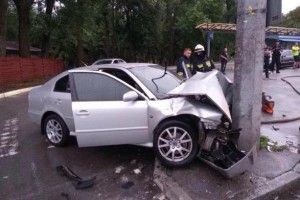 Легковик врізався в електроопору: постраждало дві дитини