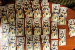 Поцупив 10 тисяч доларів, коли допомагав складати меблі
