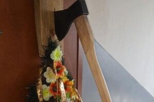 Під двері українського правозахисника невідомі принесли вінки, труну і сокиру