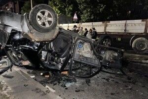 У Львові натовп людей перевернув службове авто ТЦК