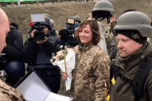 Пара повінчалась просто на блок-посту