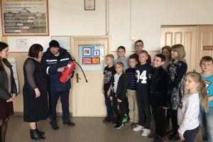 У Рованцях пожежник показав вчительці, як обскубувати хвоста червоному півню (фото) 