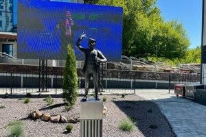 Василь «Соловейко»: у Луцьку встановили 16-ту скульптуру кликуна 