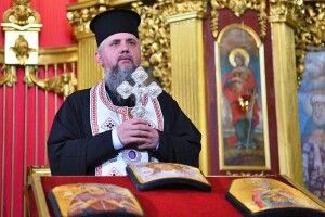 Предстоятель ПЦУ освятив незвичайні ікони, створені на бронеплитах
