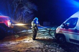 На Волині з льодової пастки витягали швидку