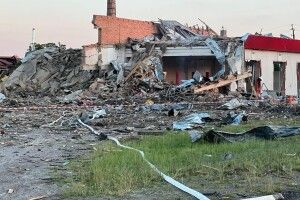 Троє людей загинули, четверо поранені через ракетний удар по Сарнах на Рівненщині (Відео, фото)