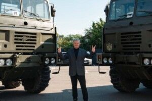 Порошенко везе військовим на східний фронт «улюбленців», які тягають по 18 тонн (Відео)