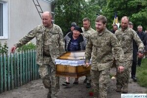 Увесь шлях був встелений квітами: на Волині провели в останню дорогу Героя Василя Гайченю (Фото)