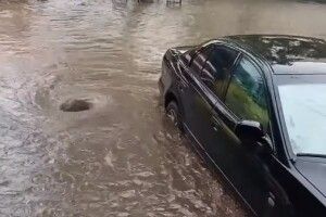 У Рівному після дощу знову плавали автівки (Фото, відео)