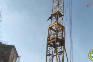 Машиністу баштового крана стало зле на висоті 10-го поверху (Фото)