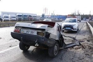 Внаслідок ДТП ВАЗ розірвало на дві частини (фото)