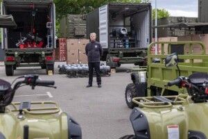 Порошенко повіз на східний фронт тисячу дронів