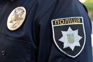 У колишньому райцентрі обікрали жінку, доки вона відкривала двері офісу
