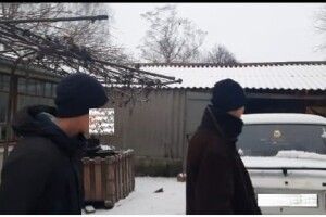 На Волині молодики таємно зливали бензин 