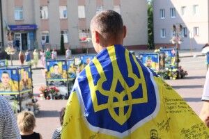 Звільнений з полону захисник з Горохова вшанував загиблих побратимів і зустрівся з громадою