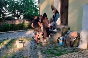 Підлітки, які розпивали алкоголь на порозі храму, штовхнули жінку через зауваження