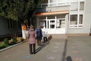 Сьогодні у Рівному вибори мера: на деяких дільницях черги, а Опора заявляє про порушення