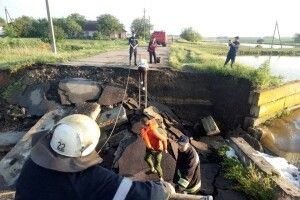 Школярам, які їхали здавати ЗНО, довелося долати провалля на дорозі