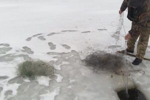 На Старовижівщині з озера дістали пів кілометра рибальських сіток 