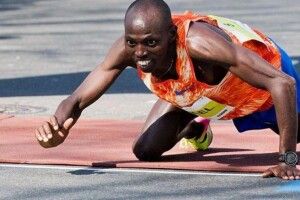 На колінах до фінішу: кенійський бігун надихає суперподвигом 