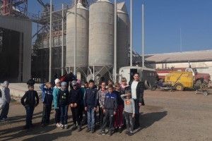 Учням Ратнівщини провели екскурсію на зерновий комплекс і ферму
