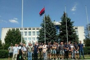 Бровари та Біла Церква ухвалили рішення вивішувати червоно-чорний прапор