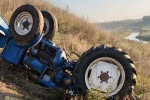 На Рівненщині посеред ночі перекинувся догори дригом трактор Т-25: травмованого тракториста знайшли лише вранці