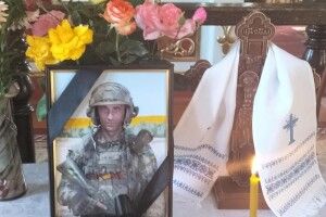 На Волині сотні людей провели на колінах в останню дорогу Героя, який загинув на Донеччині (Фото)