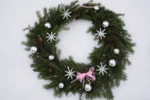 У Маневицькому лісництві продають не тільки ялинки, але й «живі» віночки та прикраси