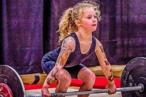 Божевільний рекорд: семирічна дівчинка підняла штангу вагою 80 кг 