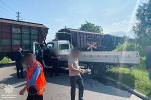 У Луцьку водій проігнорував сигнал світлофора і влетів у потяг