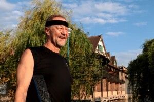  64-річний хірург бігає марафони, а потім оперує малюків (Відео)