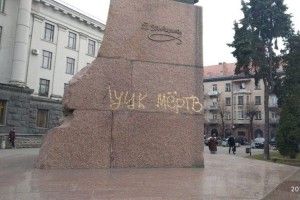 У Луцьку поліція встановлює обставини пошкодження постаменту пам’ятника Кобзарю 