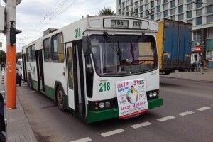 У луцькому тролейбусі дверима затиснуло бабусю з палицею
