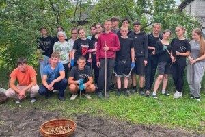 На Волині школярі зібрали врожай картоплі для мами захисника (Фото)
