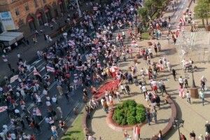 На багатотисячному Марші миру в Білорусі затримують людей (Відео)