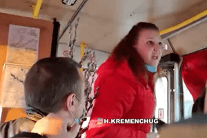 «Натягнув маску, бо боїшся зд*хнути»: жінка вилаяла пенсіонера через зауваження (Відео)