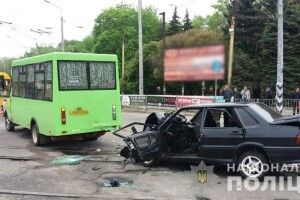 Автомобіль із військовими влетів у маршрутку, є загиблий і постраждалі