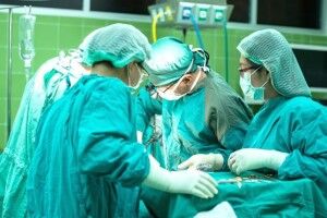 Лікарі витягнули осколок з хребта пораненого офіцера з Рівного