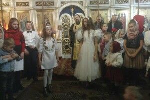 Дітвора прославляла Миколая піснями і молитвами