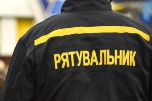 У Рівному рятувальники транспортували мертве тіло чоловіка з великою вагою