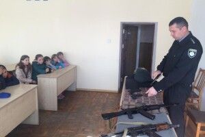 Юних камінь-каширців познайомили з роботою поліції