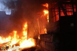У Дніпрі спалахнула масштабна пожежа на підприємстві 