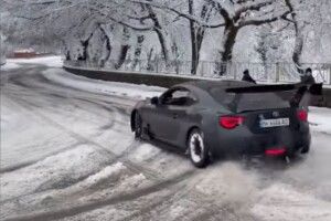 У Рівному водій спортивного авто ледь не збив дитину через викрутаси