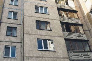 Чоловік хотів вистрибнути з вікна багатоповерхівки (Відео)