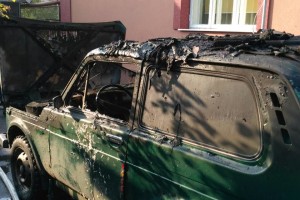 Рівненські рятувальники викотили автівку з палаючого гаража