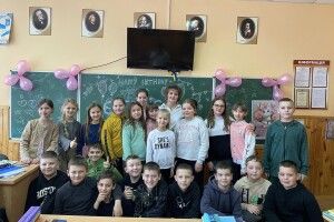 На Волині учні оригінально привітали улюблену вчительку (Відео)