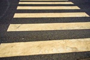 Камера зафіксувала момент, коли мінівен ледь не збив пішохода у Рівному (Відео)