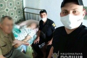Поліцейські врятували жительку Рівненщини, розбиту інсультом, яка три дні сама пролежала в хаті