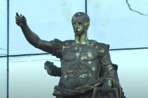У Петербурзі з пейнтбольної рушниці обстріляли статую путіна в образі імператора